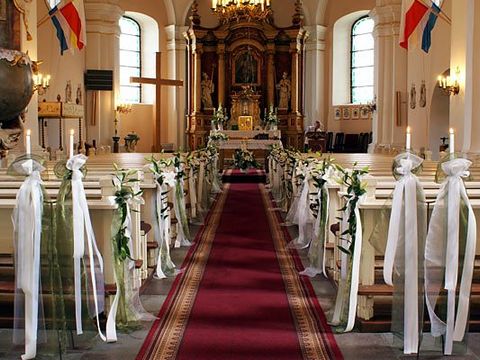 Udekorowane ławki w kościele